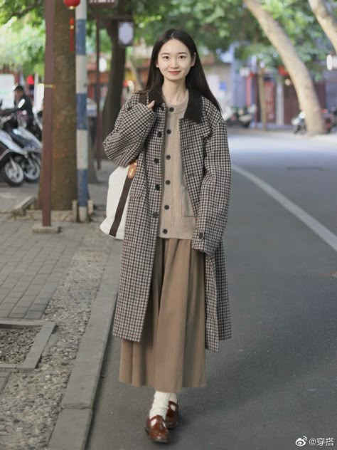 Korean Library Outfit, Japanese Winter Fashion Street Style, Autumn Modest Outfits, Japanese Fashion Street Tokyo Style, Fall Outfits Modest, Korean Winter Outfits, Smart Casual Wear, Hijabi Fashion Casual, Muslim Fashion Outfits