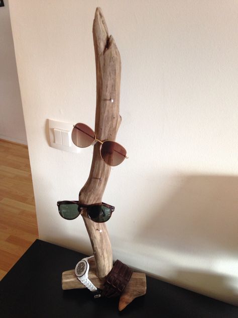 Porte lunettes et montres en bois flotté. Sunglasses Display Diy, Sunglass Storage, Eye Corner, Sunglasses Display, Sunglasses Storage, Home Art, Sculpture, Boutique, Wood