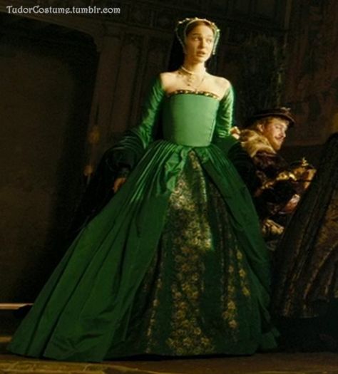 Tudor Dress Up, The Other Boleyn, Black And White Costume, Tudor Dress, Tudor Fashion, Girl Green Dress, Tudor Costumes, The Other Boleyn Girl, White Costumes