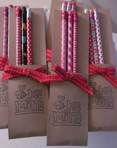 Pencil Packaging Ideas, Pencil Party Favors, Diy Souvenirs, Pencil Gift, Diy Gift Set, Classroom Gifts, Teachers Day Gifts, Pen Gift, Valentines Party