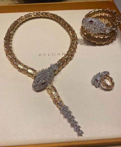 قلادات متدلية, Bulgari Jewelry, Bvlgari Jewelry, Expensive Jewelry Luxury, Chunky Chain Necklaces, Luxe Jewelry, Jewelry Accessories Ideas, Dope Jewelry, Girly Accessories