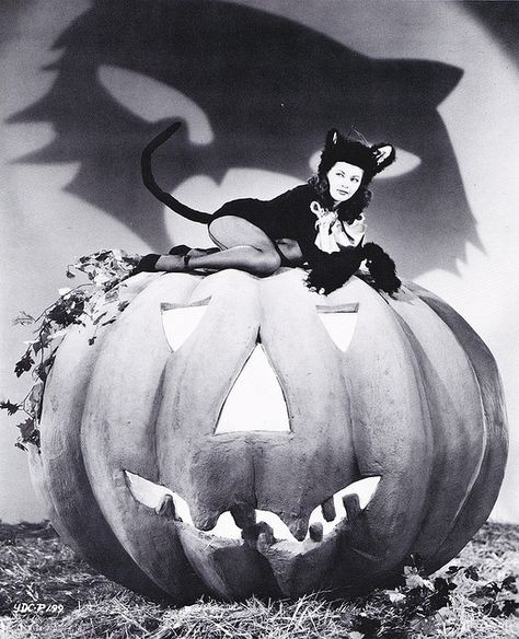 Yvonne De Carlo Vintage Halloween Pinup, Halloween Pinup, Halloween Pin Up, Vintage Halloween Photos, Classic Halloween Costumes, Pinup Vintage, Yvonne De Carlo, Vintage Halloween Costume, Pin Up Photos