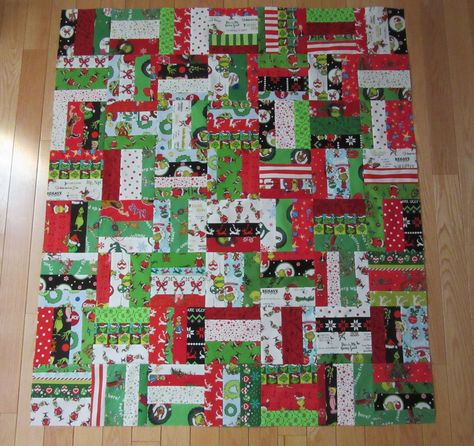 Grinch Quilt, Grinch Hand, Dr Seuss Grinch, Grinch Hands, Grinch Christmas Decorations, Christmas Quilt Patterns, Scrappy Quilt Patterns, Easy Quilt Patterns, Crochet Fall