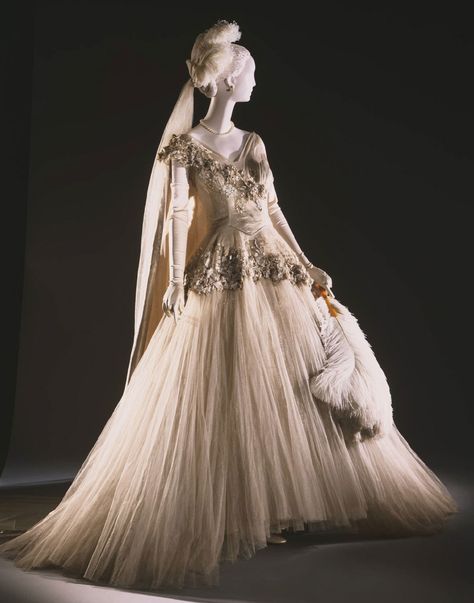 1950 Woman's Court Ensemble by Norman Hartnell: Skirt, Bodice and Headdress. Dress: silk tulle and gold lamé with silver lamé appliqué, sequins, rhinestones, beads, and metallic thread embroidery; Train: silver lamé, gold lamé, and silk tulle; Headdress: ostrich feathers, silk tulle, imitation tortoiseshell comb. Via Philadelphia Museum of Art. Norman Hartnell, Court Dresses, Fashion 1950s, Silk Tulle, Philadelphia Museum Of Art, Vintage Gowns, Vintage Couture, Historical Dresses, Vintage Vogue