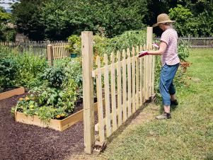 Simple Picket Fence, Picket Fence Installation, How To Make A Garden Fence, Picket Fences And Gates, Pallet Picket Fence Diy, Diy Picket Fence Cheap, Picket Garden Fence, Natural Wood Picket Fence, Diy Picket Fence Ideas