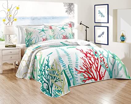 The coastal beach quilt is made from 100% microfibre as the surface fabric and 100% cotton as the filling, which gives the quilt long-lasting softness and great breathability. In addition, the microfibre quilt is more resistant to fading and stains than ordinary cotton. You can use it as a bedspread in summer or warm weather. As a bedspread, you can add a quilt underneath to keep warm in winter or cold weather. Farmhouse Bedspread, Coastal Bedspread, Coastal Quilt Sets, King Quilt Bedding, Coral Home Decor, Coastal Quilts, Blue Bedspread, Nautical Bedding, Ocean Quilt