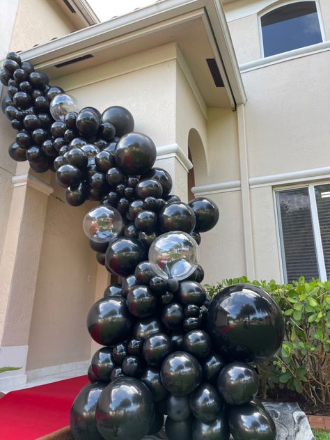 Black And Clear Balloons, All Black Balloon Garland, Clear Balloon Garland, Salon Anniversary, Black Balloon Arch, Black Balloon Garland, Balloon Tutorials, Clear Balloon, Black And White Balloons