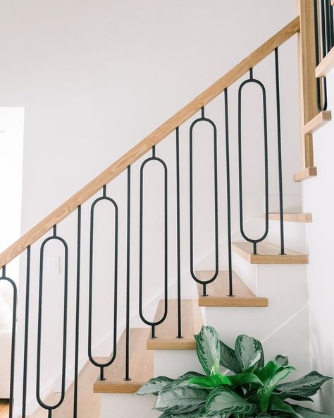 Instagram'da Candace Plotz Design: “Stairway to heaven ... sort of but really it’s just the new staircase at our #stonehideaway project.” Ms Railing Design, Ms Railing, Interior Stair Railing, Staircase Railing Design, Iron Stair Railing, Staircase Handrail, House Design Trends, Staircase Railing, New Staircase