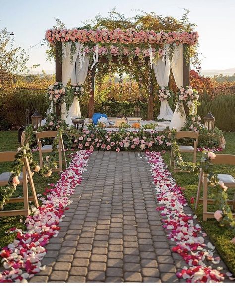 Garden Indian Wedding, Garden Wedding Ceremony Decorations, Vidhi Mandap, Mandap Ideas, Home Decor Business Ideas, Decor Business Ideas, Receptions Ideas, Hindu Wedding Decorations, Ceremony Arrangements