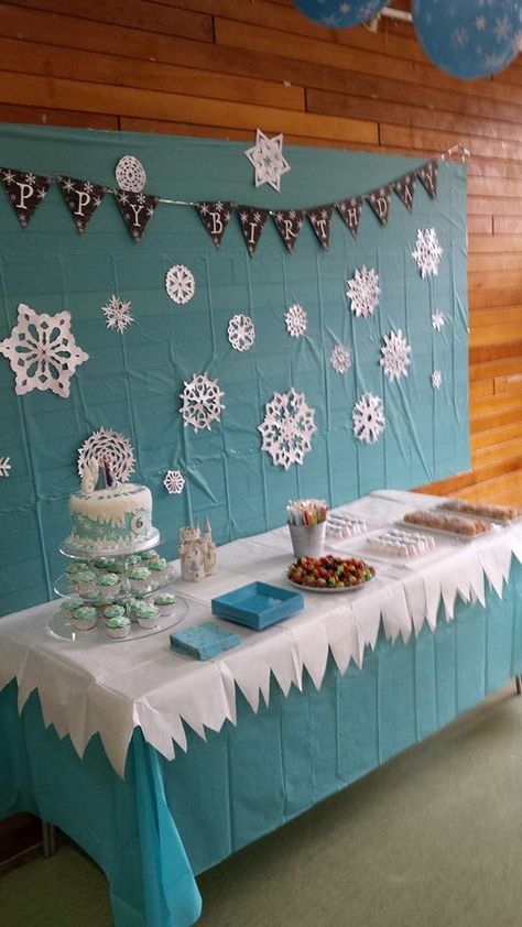 Frozen dessert table and display. I spent a few evenings making 6-point snowflakes which I spray painted in silver and while they were drying, threw a load of glitter on them. I'd have used a glitter spray but it's the wrong season. Easy and cheap decoration idea. White tablecloth from the 99p shop, snipped to look like icicles Frozen Dessert Table, Schnee Party, Frozen 3rd Birthday, 4de Verjaardag, Elsa Birthday Party, Frozen Bday Party, Disney Frozen Birthday Party, Frozen Birthday Theme, Elsa Birthday