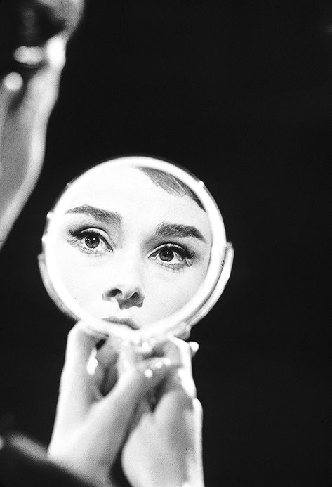 Richard Avedon, 1956, Black and White Photography Portrait, Audrey Hepburn. Richard Avedon Portraits, Richard Avedon Photos, Richard Avedon Photography, America Images, Audrey Hepburn Quotes, Mario Sorrenti, Paolo Roversi, Robert Mapplethorpe, Steven Meisel