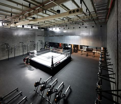 Sitting in the middle of the 1,000 sq m space is the gym's crowning jewel: an elevated boxing ring, lit from above by nine hanging pendant lights Boxing Gym Design, Luxurious Gym, Gym Architecture, Dream Gym, Gym Design Interior, Gym Center, Mma Gym, Boxing Ring, The Burrow