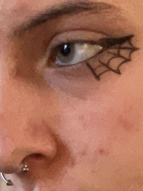 Cobweb Eyeliner, Spooky Eyeliner, Spider Eyeliner, Spider Web Eyeliner, Web Eyeliner, Spiderweb Makeup, Eye Poses, Spiderweb Eyeliner, 1990s Makeup