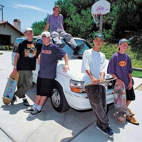 Skate Punk Fashion, 90s Skate Fashion, 90s Skater Fashion, Skate Fits, Skate Punk, Skate Photos, 2000s Skater, 90s Skate, Celebrity Cars