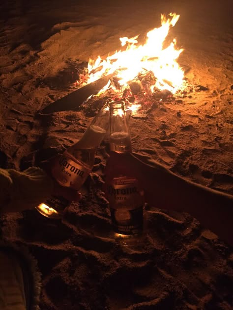 A relaxing fire and drinks after a long day of work. Beer Date, Beer Wallpaper, Friends Party Night, Beer Pictures, Beach Fire, Beach Selfie, Ball Aesthetic, Romantic Love Images, Beach Drinks