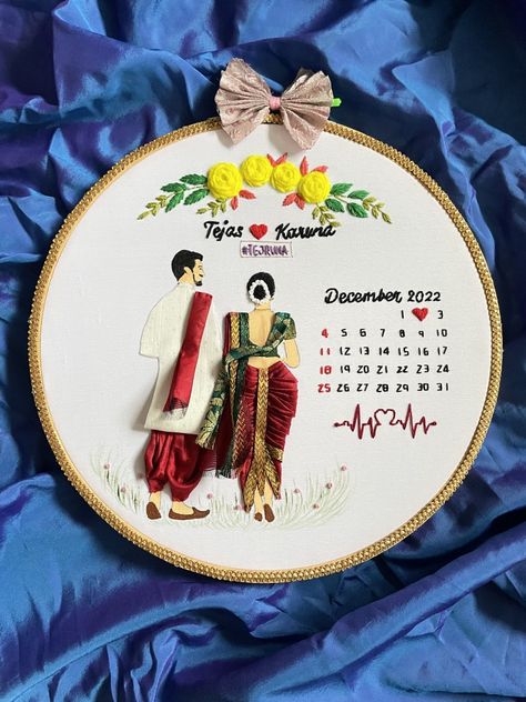 Embroidery hoop Calendar Hoop Embroidery Pattern, Rukhvat Wedding Ideas, Embroidery Hoop Drawing, Rukhavat Maharashtrian Ideas, Hoop Embroidery Ideas Couple, Rukhawat Ideas, Rukwat Ideas Marathi Wedding, Maharashtrian Rukhwat Ideas, Rukhvat Ideas