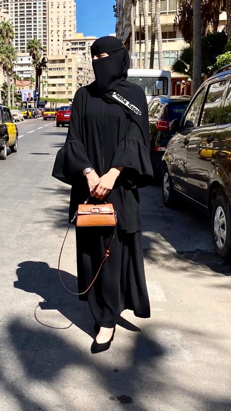 Saudi Hijab Style, Saudi Niqab Style, Saudi Hijab, Saudi Niqab, Saudi Abaya, Style Hijab Simple, Arab Men Fashion, Wedding Portrait Poses, Niqab Fashion