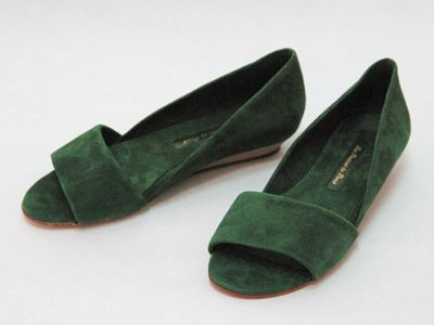 Les Prairies de Paris. Green Suede Open Toe Low Wedge. Green Dress Shoes, Paris Green, Mode Shoes, Casual Chique, All About Shoes, Green Suede, Green Shoes, Crazy Shoes, Yohji Yamamoto