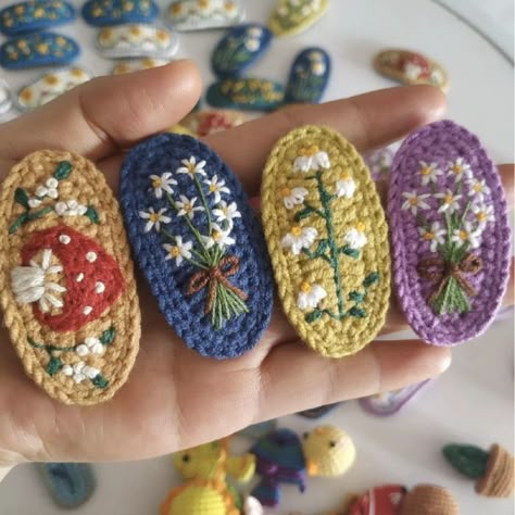 https://youtu.be/wexstV-at_4 Crochet Key Chains, Crochet Pins, Embroidered Crochet, Crochet Hair Clips, Stylish Crochet, Pola Amigurumi, Crochet Hair Accessories, Bag Designs, Fun Crochet Projects