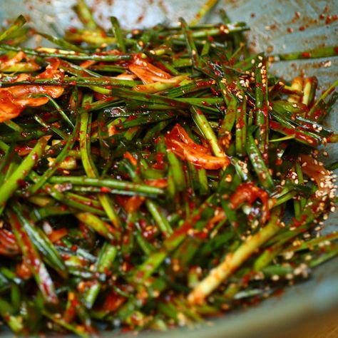 Asian chive kimchi (Buchu-kimchi: 부추김치) recipe - Maangchi.com Gonna sub ginger/garlic/black pepper for red pepper Maangchi Recipes, Korean Food Side Dishes, Chives Recipe, Chinese Chives, Korean Side Dishes, Kimchi Recipe, Garlic Chives, Korean Cooking, Korean Dishes