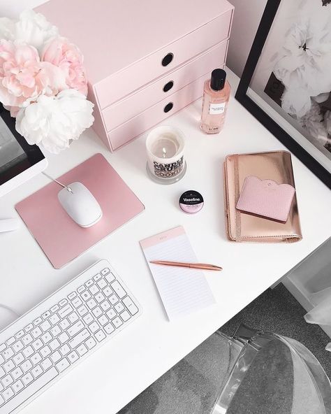 @chicbureau (Instagram) Girly Office, Gold Office, Desk Inspiration, Dream Office, Workspace Inspiration, Office Inspo, Office Workspace, Desk Ideas, Home Office Space