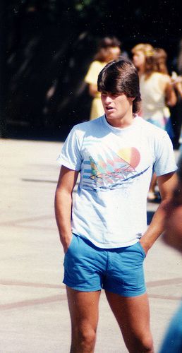 OP shorts and feathered hair. H-O-T! 80s Summer Outfits Men, 1980s Fashion Mens, Mens 70s Outfits, 80s Summer Fashion, 80s Summer Outfits, Feathered Hair, Writing A Blog, Pacific Sunwear, 80s Men