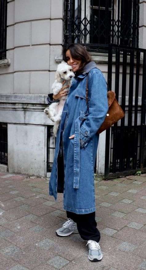 Jeans Overcoat For Women, Long Demin Jacket Outfit, Demin Trench Coat Outfit, Denim Trench Coat Outfit Street Chic, Long Jean Coat Outfit, Denim Trench Coat Street Style, Denim Trench Coat Outfit 2024, Jean Trench Coat Outfit, Long Jeans Jacket Outfit