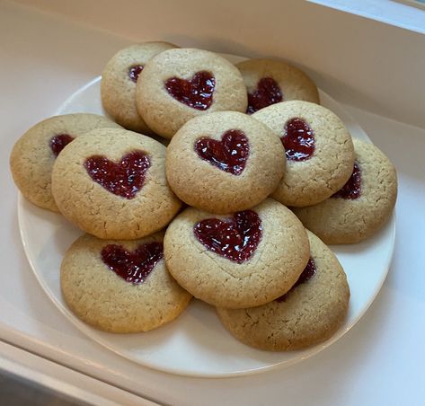 Heart Cookies Recipe, Pinterest Cookies, Cookies Heart, Jam Thumbprint Cookies, Heart Sugar Cookie, Jelly Cookies, Jam Cookies, Shaped Cookies, Heart Shaped Cookies