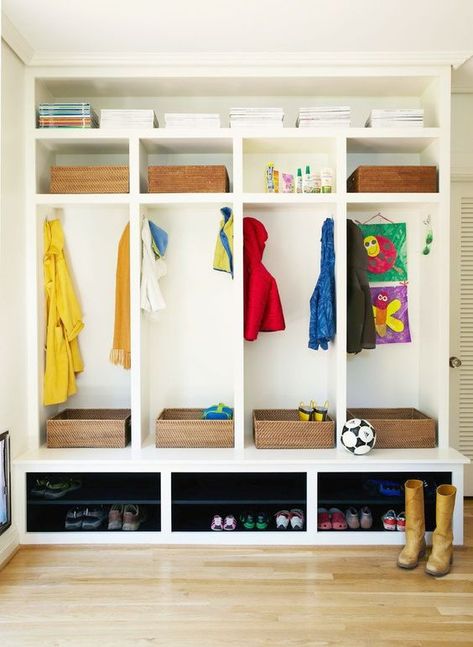 This mudroom offers excellent storage solutions for kids, including individual cubby spots with hooks for coats, wall space to hang artwork, baskets to collect sports gear, and dedicated areas for shoes. / Source Mudroom Cubbies, Billy Ikea, Mudroom Lockers, Mud Room Storage, Mudroom Design, Cosy Home, Mud Room, Ideas Pictures, Best Interior Design