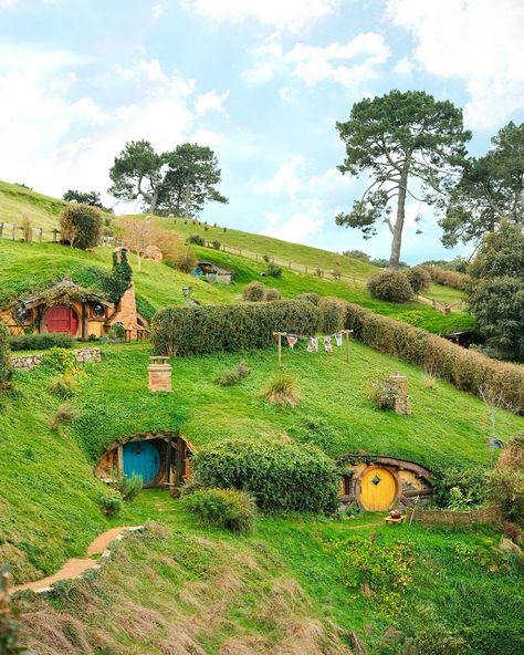 Hobbit Houses, Underground House, Casa Hobbit, Beautiful Countryside, Hobbit Hole, Movie Set, Hobbit House, Earthship, New Zealand Travel