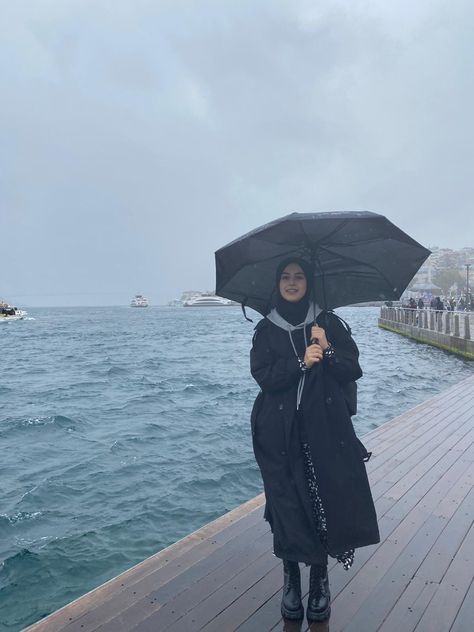 Outfit For Rainy Day, Hijabi Modest Outfits, Rain Outfit, Outfit Modest, Hijabi Outfit, Outfits Modest, Hijabi Outfits, Modest Clothing, Rainy Day Outfit