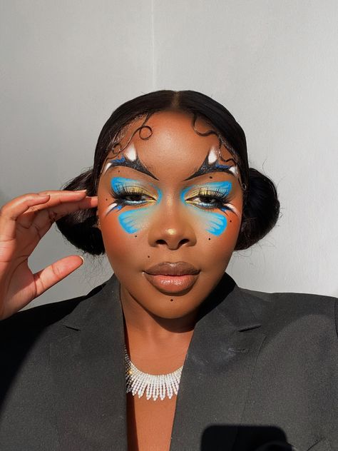 Unique Makeup Ideas, Butterfly Makeup Look, Makeup Ideas Creative, Futuristic Makeup, Face Beat Makeup, Butterfly Makeup, Prom Eye Makeup, Bold Makeup Looks, Makeup Books