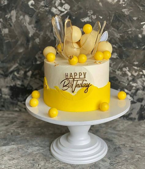 Birthday Cake Yellow Theme, Yellow And Gold Cake, Yellow Theme Cake, Birthday Day Cake, Yellow Birthday Cake, 30th Cake, Cake World, Cake Designs For Boy, Incredible Cakes