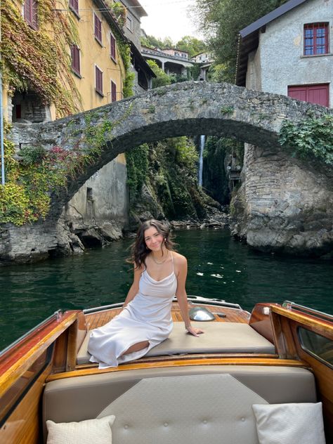 #italy #fashion #style #lakecomo #outfits #vacation #travel Lake Como Boat Outfit, Lake Como Boat, Italy Photoshoot, Boat Girl, Outfits Vacation, Italy Summer, Lake Boat, Boating Outfit, Boat Ride