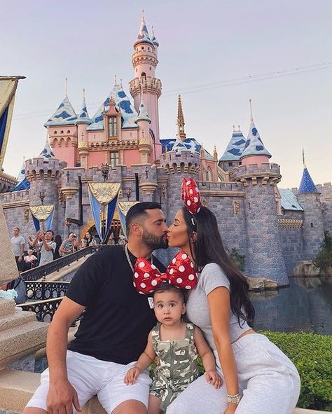 BOSS FITNESS Disney With Baby, Disney Picture Ideas Instagram, Lydia Barakat, Disney World Photo Ideas, Disney World Pictures Ideas, Disney Parks Outfits, Disney Family Outfits, Disney Poses, Disney Picture Ideas