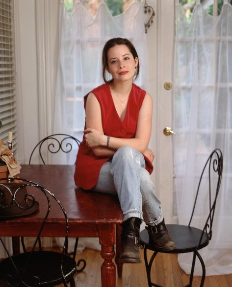 Holly Marie Combs Halliwell Manor, Manor Aesthetic, 90s Outfit Inspiration, Sabrina Spellman Style, Charmed Tv Show, Charmed Tv, Holly Marie Combs, Holly Marie, Rose Mcgowan