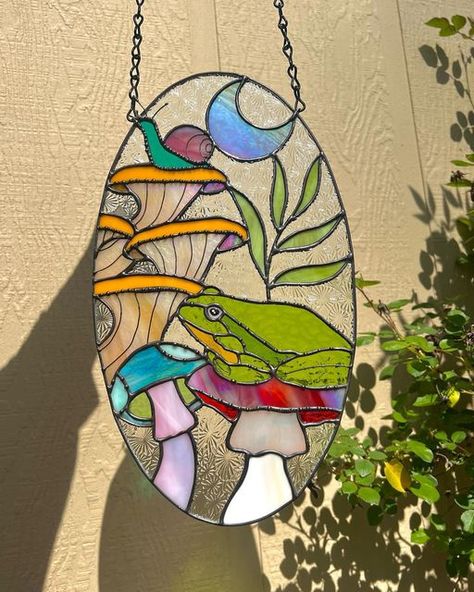 Stained Glass Frog, Frog And Mushroom, Stained Glass Mosaic Art, Glass Frog, Glass Window Art, Glass Mosaic Art, Stained Glass Ornaments, Frog Art, Glass Mushrooms