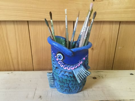 Paintbrush Holder Clay, Clay Projects Kids, Ceramic Monsters, Clay Projects For Kids, Clay Pen, Clay Fish, Air Dry Clay Projects, Kids Pottery, Clay Inspo