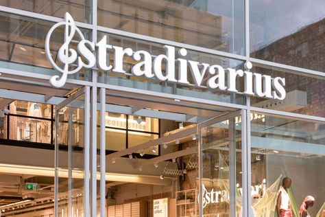 Gracias al nuevo 'modo tienda' de la aplicación de Stradivarius, podremos seleccionar nuestra tienda de la marca preferida, comprar un artículo en la misma vía online y recogerlo a los 30 minutos de finalizar la compra. ¡Era todo lo que necesitábamos! Scrapbook Fonts, Beatles Poster, Scrapbook Quotes, Costa Nova, Online Delivery, Halloween Scrapbook, Free Digital Scrapbooking, Scrapbook Materials, Memory Scrapbook