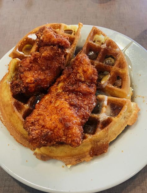 Chicken Tenders And Waffles, Waffles And Chicken, Chicken And Waffles Recipe, Waffles Aesthetic, Crispy Waffles, Chicken N Waffles, Yummy Waffles, Food Tiktok, Chicken Waffles