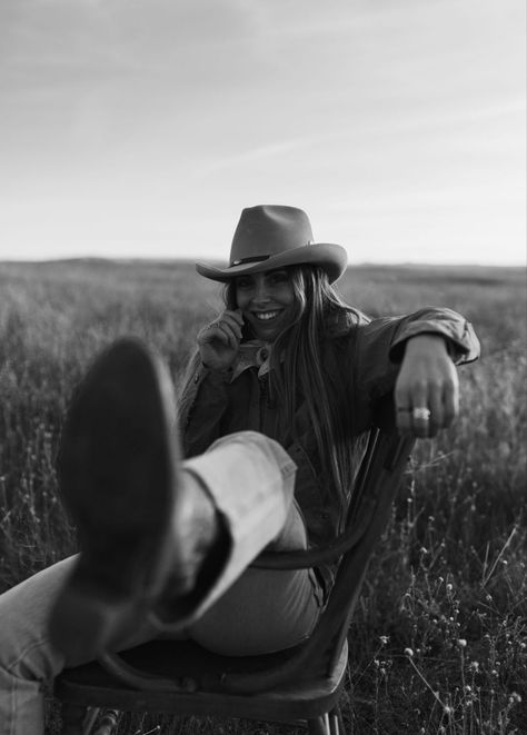 Amazing Senior Pictures, Boho Inspired Photoshoot, Ranch Photoshoot Picture Ideas, Yallternative Photoshoot, Cowgirl Esthetics, Cowboy Photoshoot Ideas, Western Style Pictures, Sr Pictures Ideas, Western Poses For Women