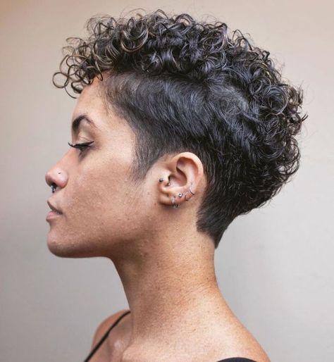 Edgy Super Short Cut for Curly Hair Super Short Curly Hair, Curly Hair Undercut, Short Curly Crochet Hair, Curly Cuts, Hipster Haircut, Hair Spring, Super Short Haircuts, Curly Pixie Hairstyles, Undercut Long Hair