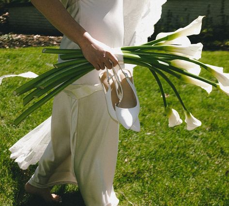 —— the bride and her calla lilies Calla Lillie’s, Calla Lillies Wedding, Calla Lily Wedding, Lily Wedding, Lakeside Wedding, Wedding Vision, Flower Therapy, Calla Lilies, Wedding Florals