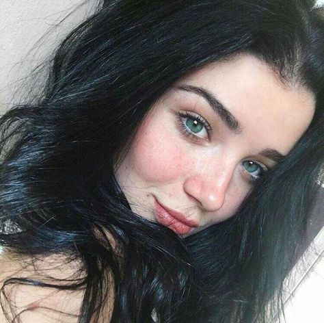 Photo Dark Hair Pale Skin, Black Hair Pale Skin, Michelle Alves, Hair Pale Skin, Black Hair Blue Eyes, Girls With Black Hair, Pale Skin, Perfect Skin, Beauty Face