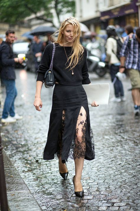 Parisian Chic: Style inspiration from the streets of Paris. See more of our favorite street style looks here! Detail Couture, Walking Down The Street, Street Style Fall Outfits, Street Dress, Outfit Trends, Street Style Paris, Autumn Street Style, Street Style Chic, All Black Outfit