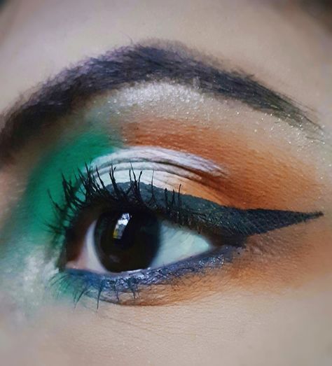 Independence Day 🇮🇳 inspired tricolor eye makeup look. Copper Eyeshadow, Duochrome Eyeshadow, Bronze Eyeshadow, Pink Eye Makeup, Red Eyeshadow, Glitter Eye Makeup, Metallic Eyeshadow, Smoky Eyes, Beautiful Eye Makeup