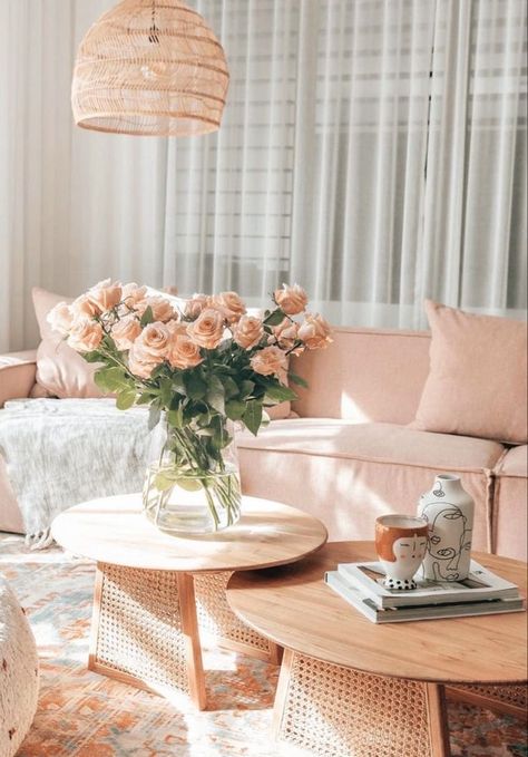 Coach Living Room, White Themed Living Room, Peach Interior Design, Peach Living Rooms, Peach Interior, Themed Living Room, Gold Home Decor, Sweet Peach, Living Rooms