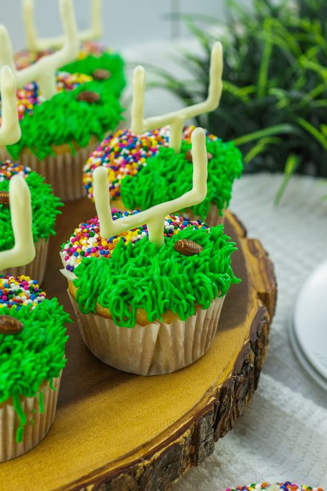 Whether you're a football fan or not, these football cupcakes are sure to be a hit at your next game day party. These game day cupcakes are easy to make and look absolutely adorable, with their green grass frosting, white chocolate goal posts, and football sprinkles. If you've been around this site long enough, you might know that I'm not naturally a football fan by heart. However, growing up in the south, raised by a football-loving dad, and married into a football-loving family, I can't help Green Bay Packers Desserts, Easy Football Party Food, Football Party Food Ideas, Food Ideas For A Crowd, Game Day Treats, Football Party Snacks, Football Desserts, Lemon Blueberry Bars, Football Themed Cakes