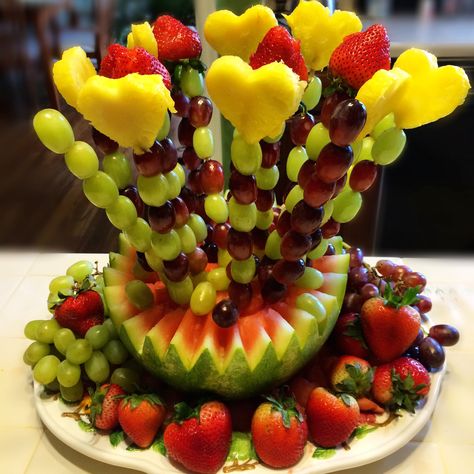 Edible Arrangements Diy, Fruit Party Decorations, Edible Fruit Arrangements, Fruit Buffet, Deco Fruit, Food Bouquet, Fruits Decoration, Fruit Creations, Fruit Platter Designs