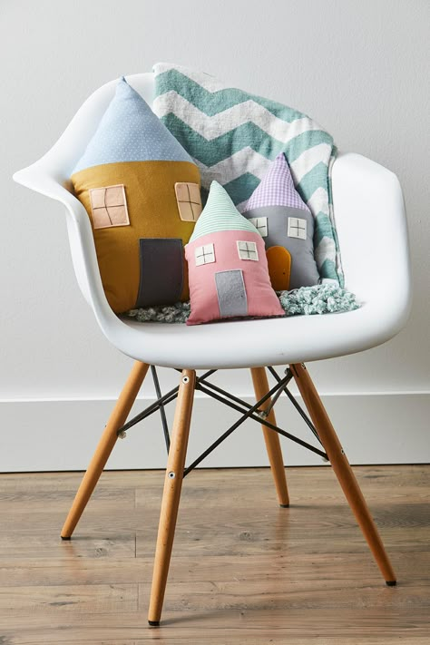 Stitched House Pillows Cottage Pillows, Felt House, Thrown Chair, Quick And Easy Crafts, Bantal Sofa, Diy Pillows, Sewing Projects For Beginners, Easy Sewing Projects, Cozy Cottage